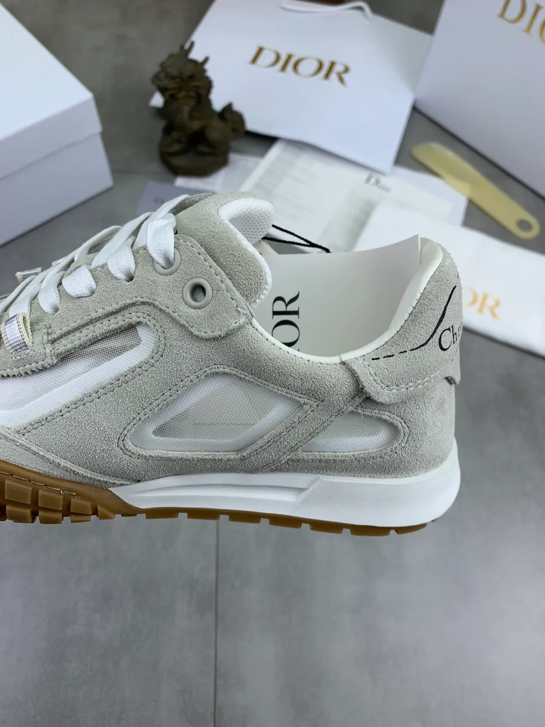 Men's men's shoes P560 new Dior Tech sneakers 2026 early spring series new products, with fashionable details, highlighting retro aesthetics. The light beige anti-suede cow leather upper is spliced ​​with apricot transparent mesh fabric on the side. The upper window edge is adhered with high-frequency flat ironing and back-pressure. It replicates the original craftsmanship, making it beautiful and comfortable without falling off. The interior is made of sheep lining of the same color and is soft and comfortable. The heel and tongue are embellished with the Paris logo. The textured TPU soles with the same color logo. The high-end version is exquisitely packaged with an airplane box, adding to the high-end style. Color: 4️⃣colors available Size: Female 35-41 Male 39-46